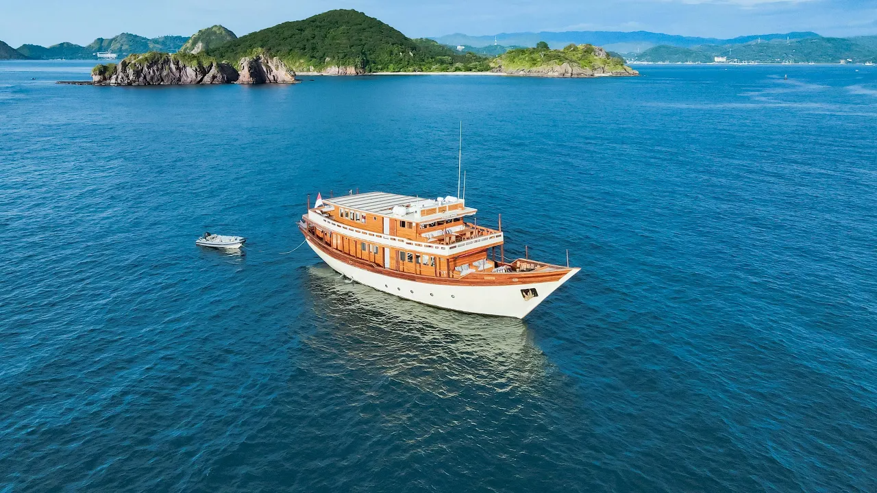 Luxury phinisi yacht MISCHIEF.png