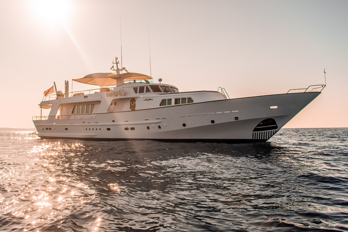 Luxury yacht A&A profile.jpg