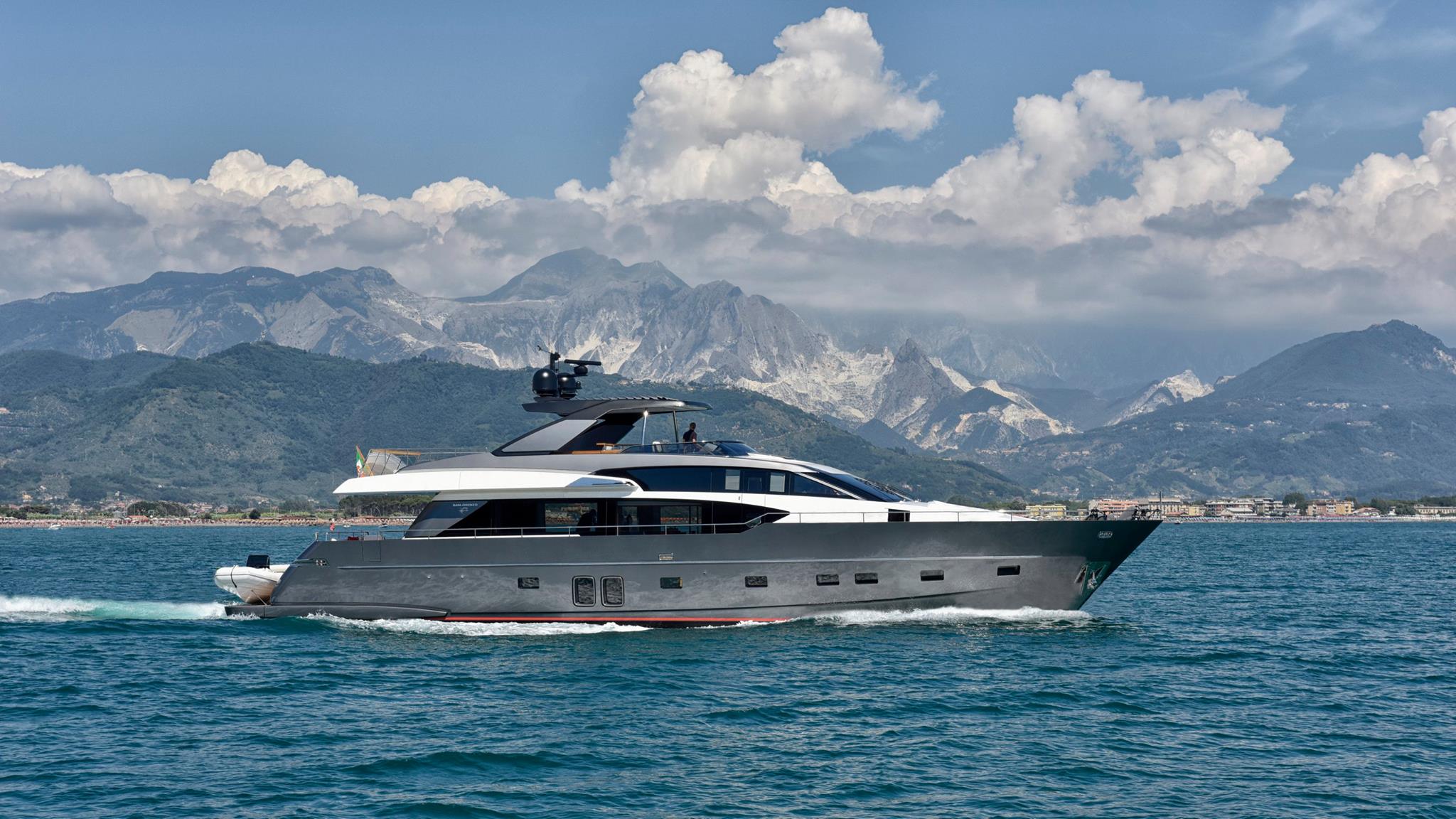 Luxury yacht PEMBE (sistership).jpg
