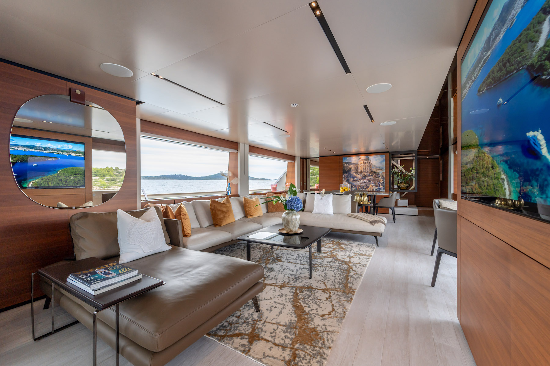 Main deck saloon.jpg
