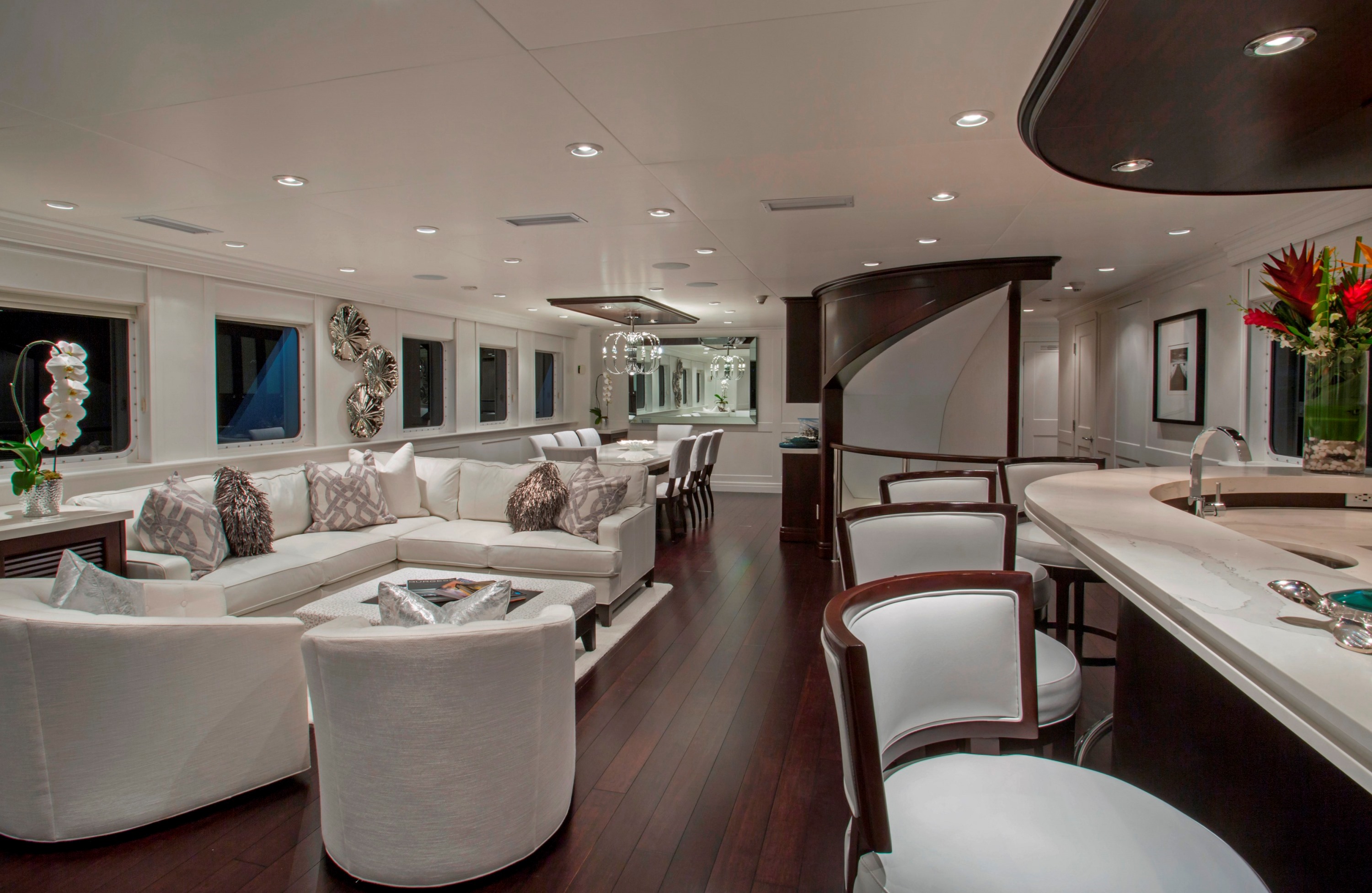 Main salon with wet bar.jpg