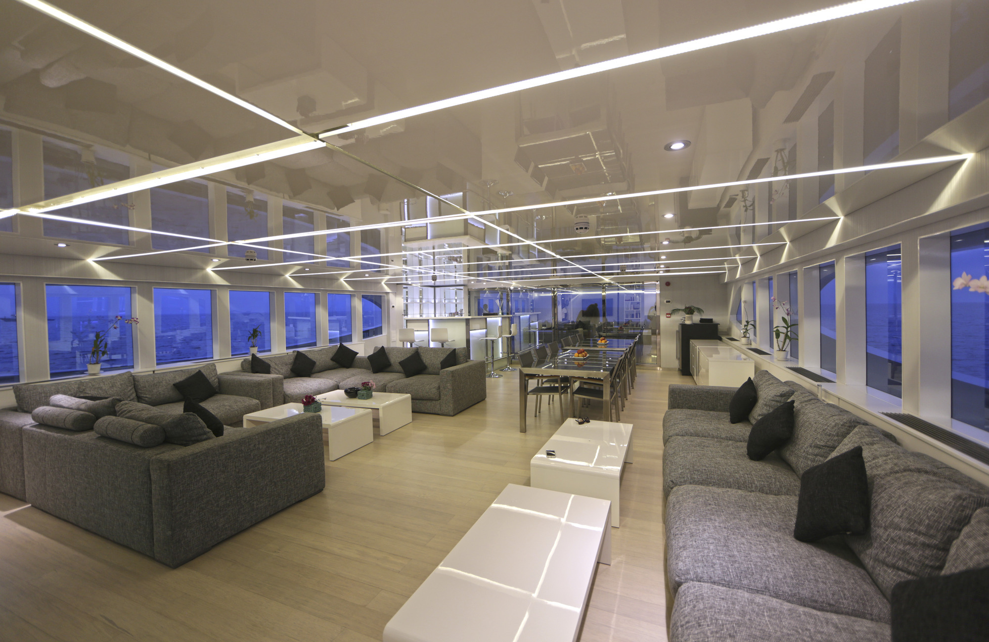 Maldives motor yacht SEAREX - Main Salon.jpg