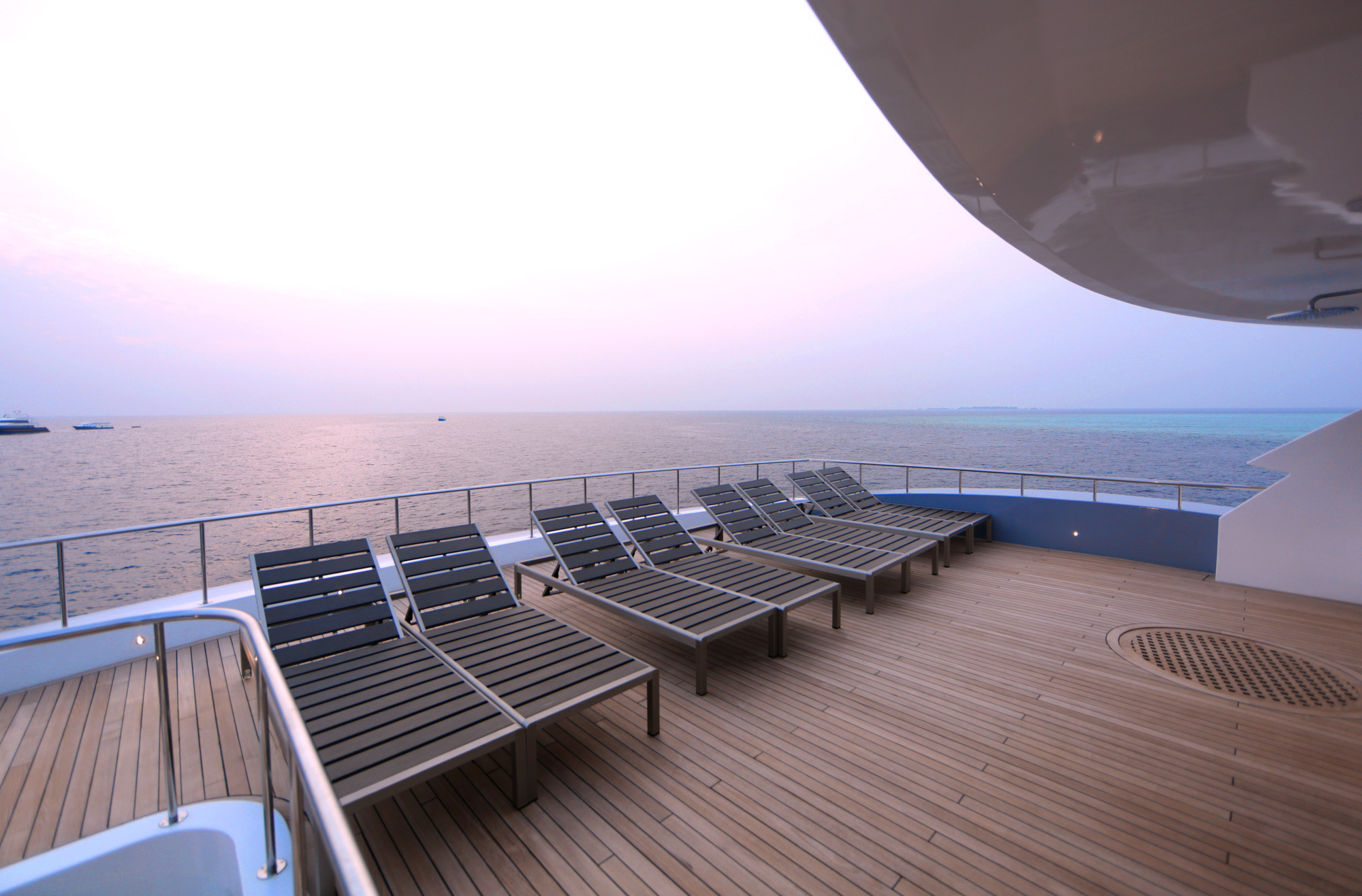 Maldives motor yacht SEAREX - Sundeck.jpg