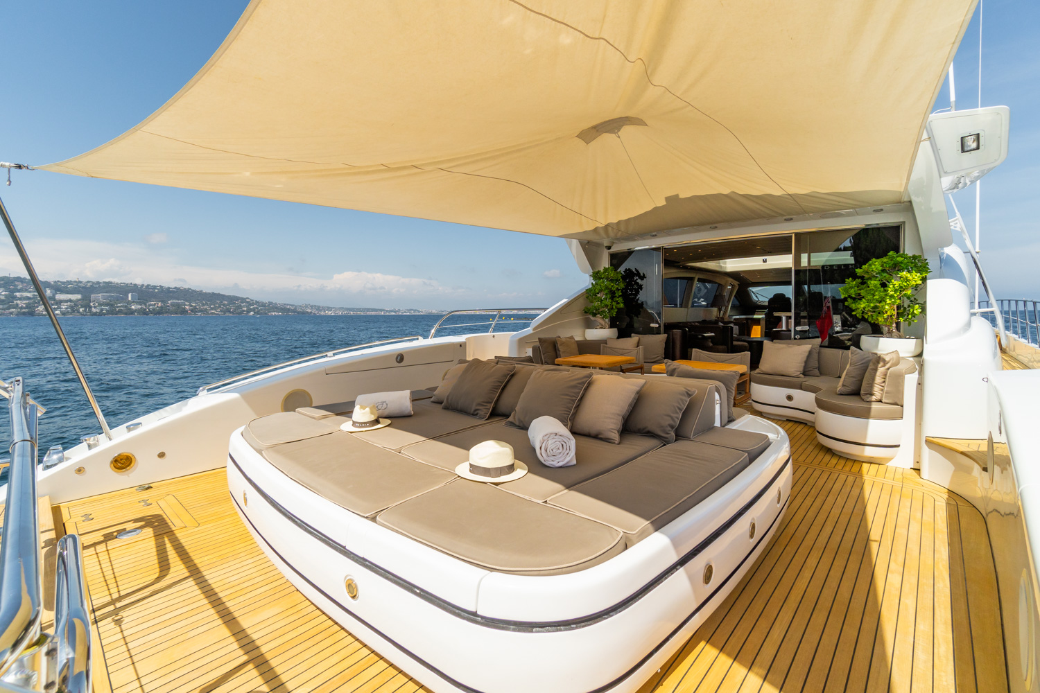 Mangusta 92 yacht deck areas.jpg