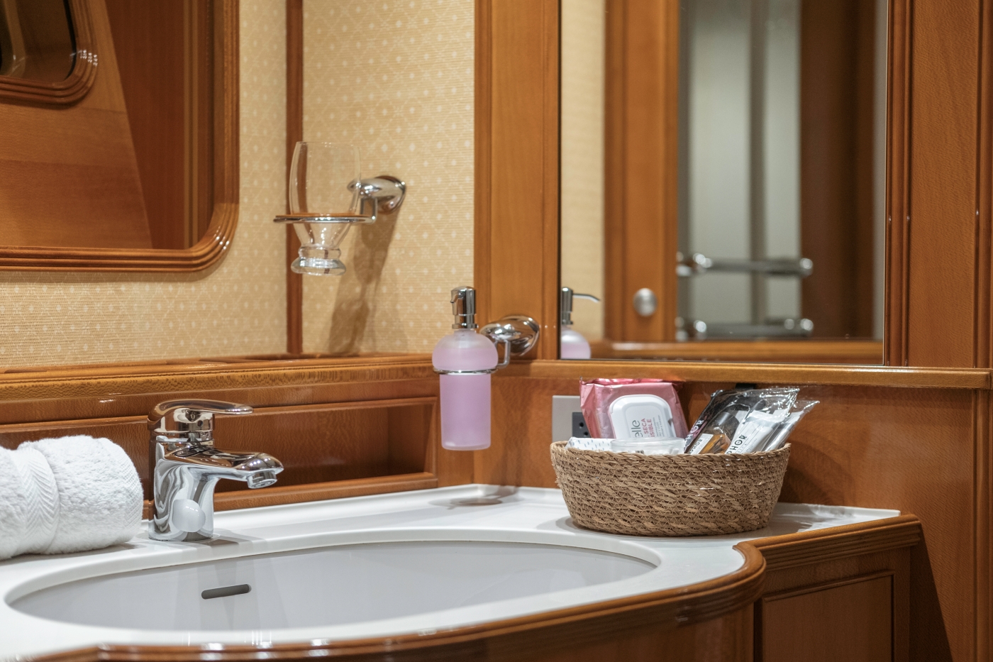 Master Bathroom 03.jpg