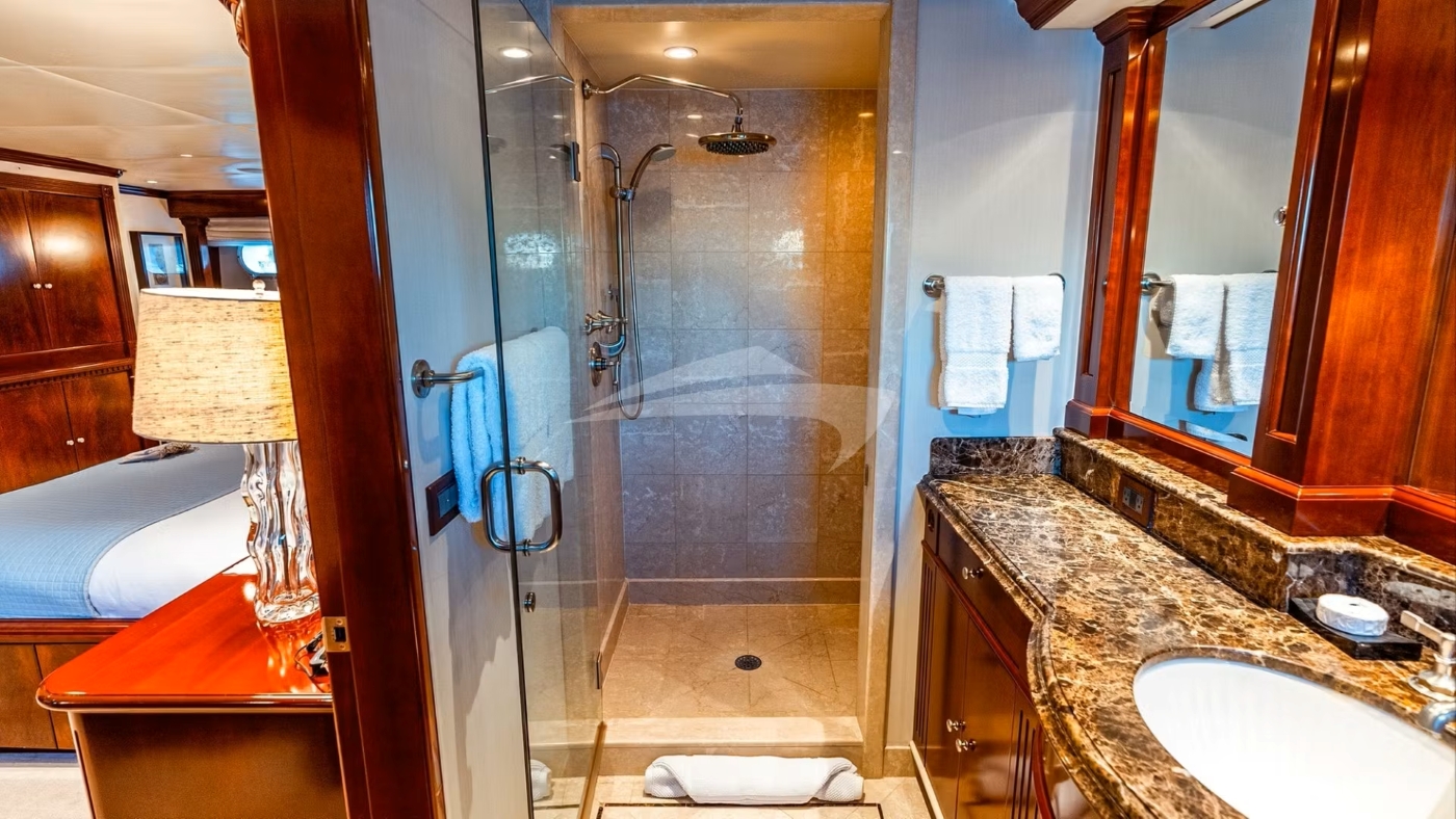 Master bathroom 01.jpg