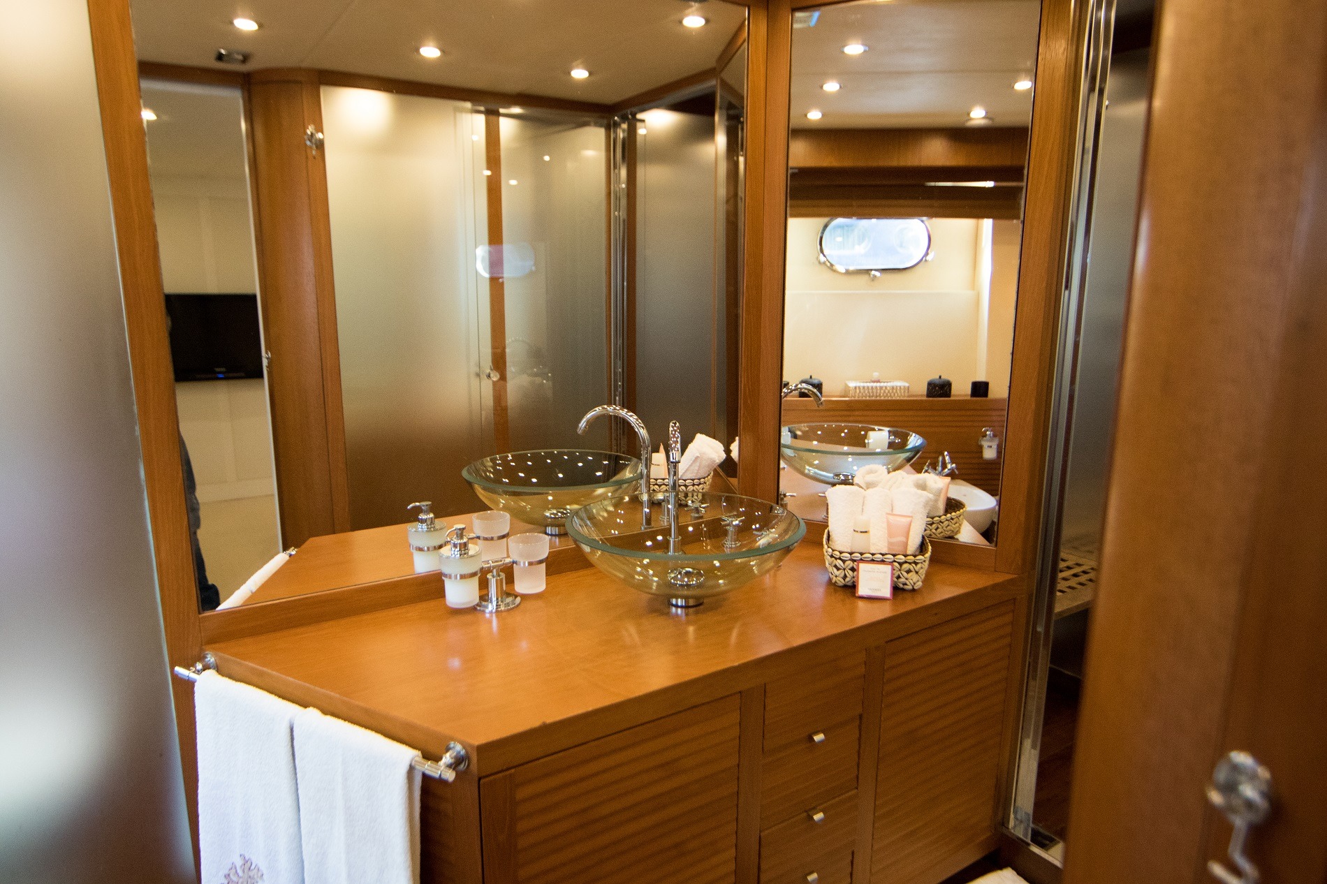Master ensuite vanity.jpg