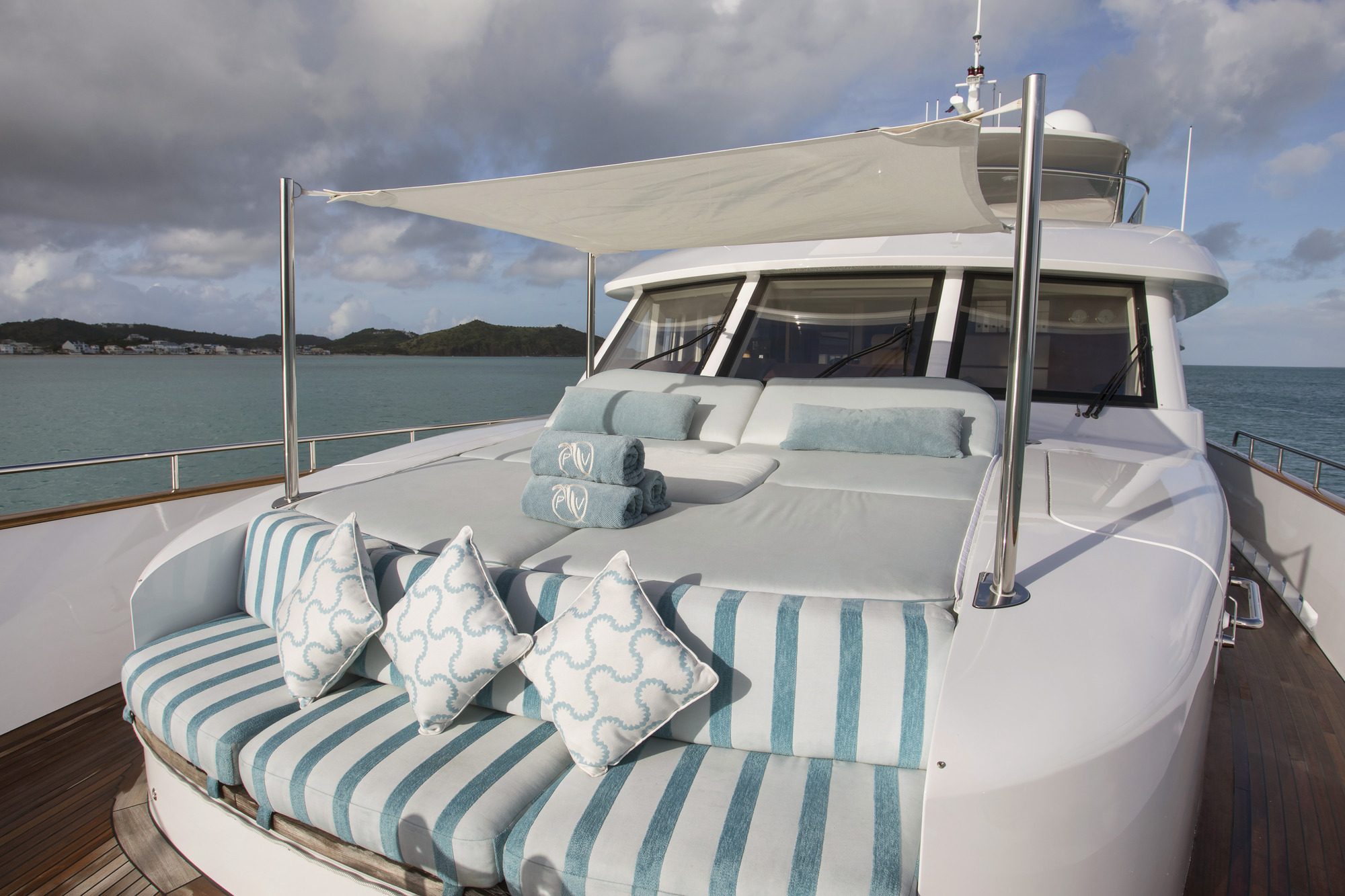 Moonen motor yacht PURA VIDA - Foredeck with shade.jpg