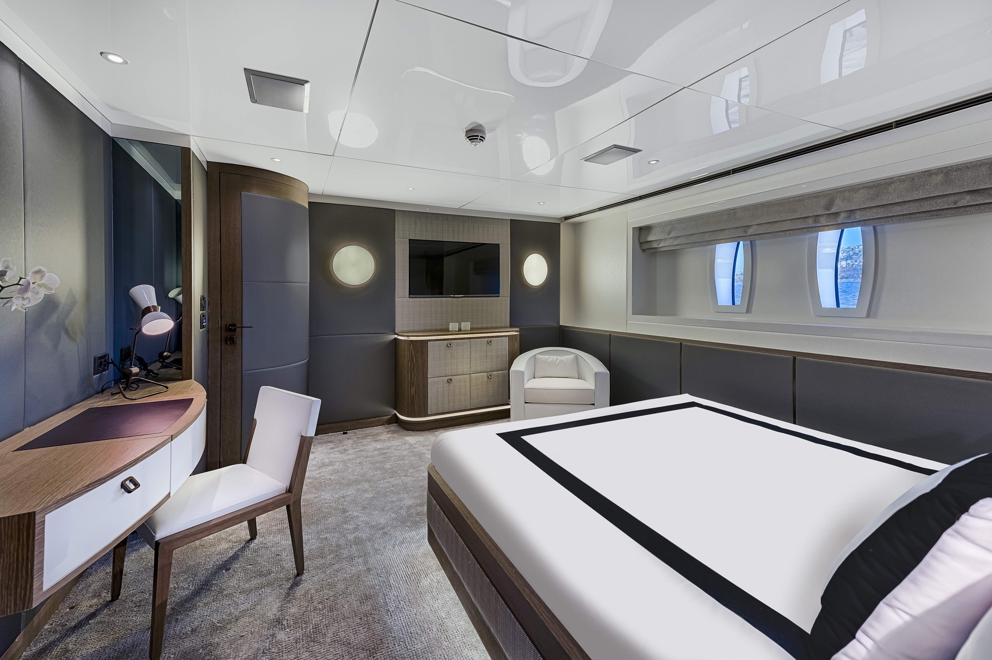 Motor Yacht LIQUID SKY by CMB Yachts - guest.jpg