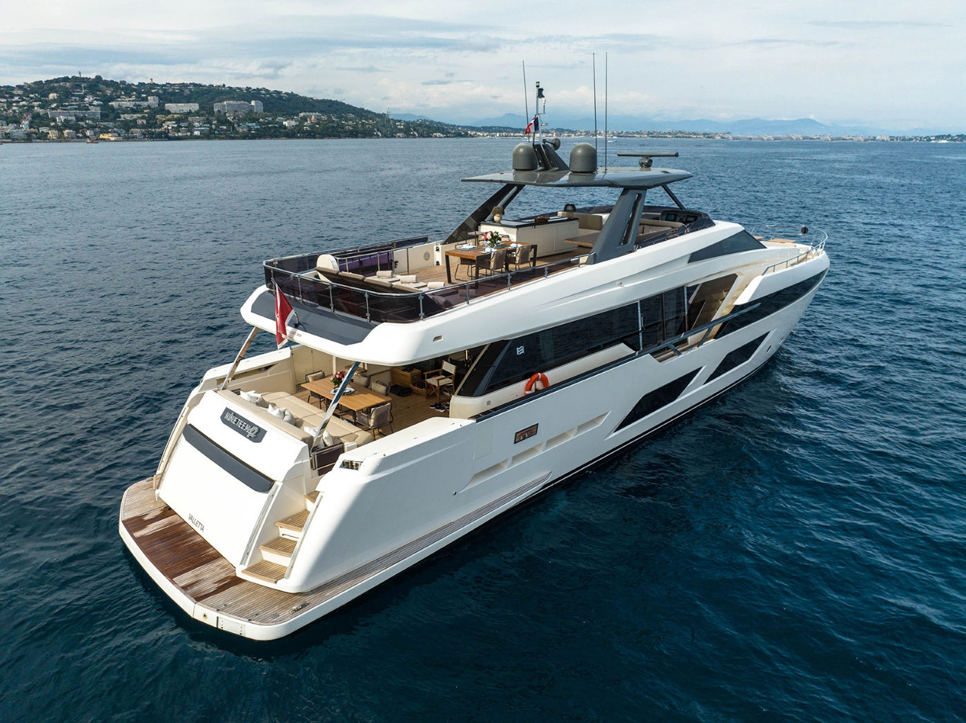 Motor Yacht NINETEEN 42.jpg