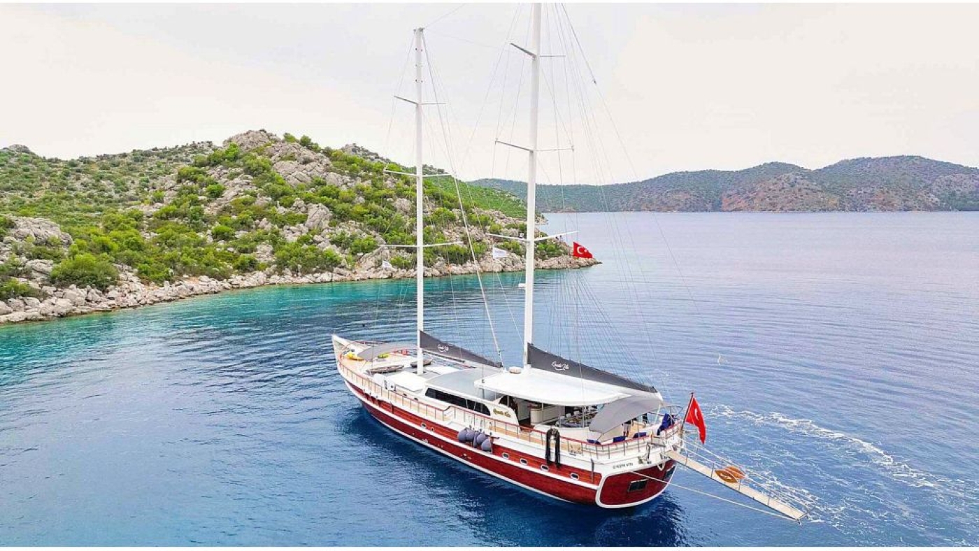 Motor Yacht QUESTA VITA.jpg