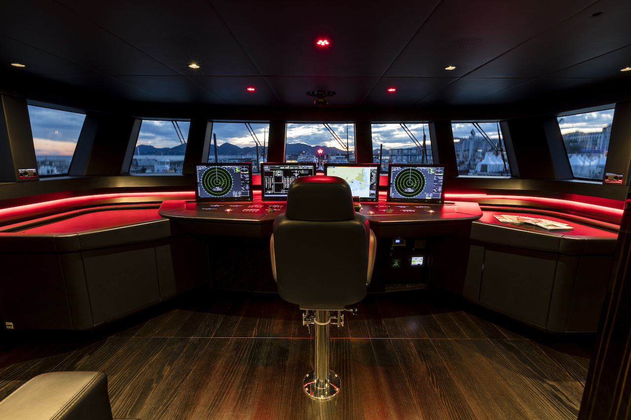 Motor yacht ANDIAMO - helm station.jpg