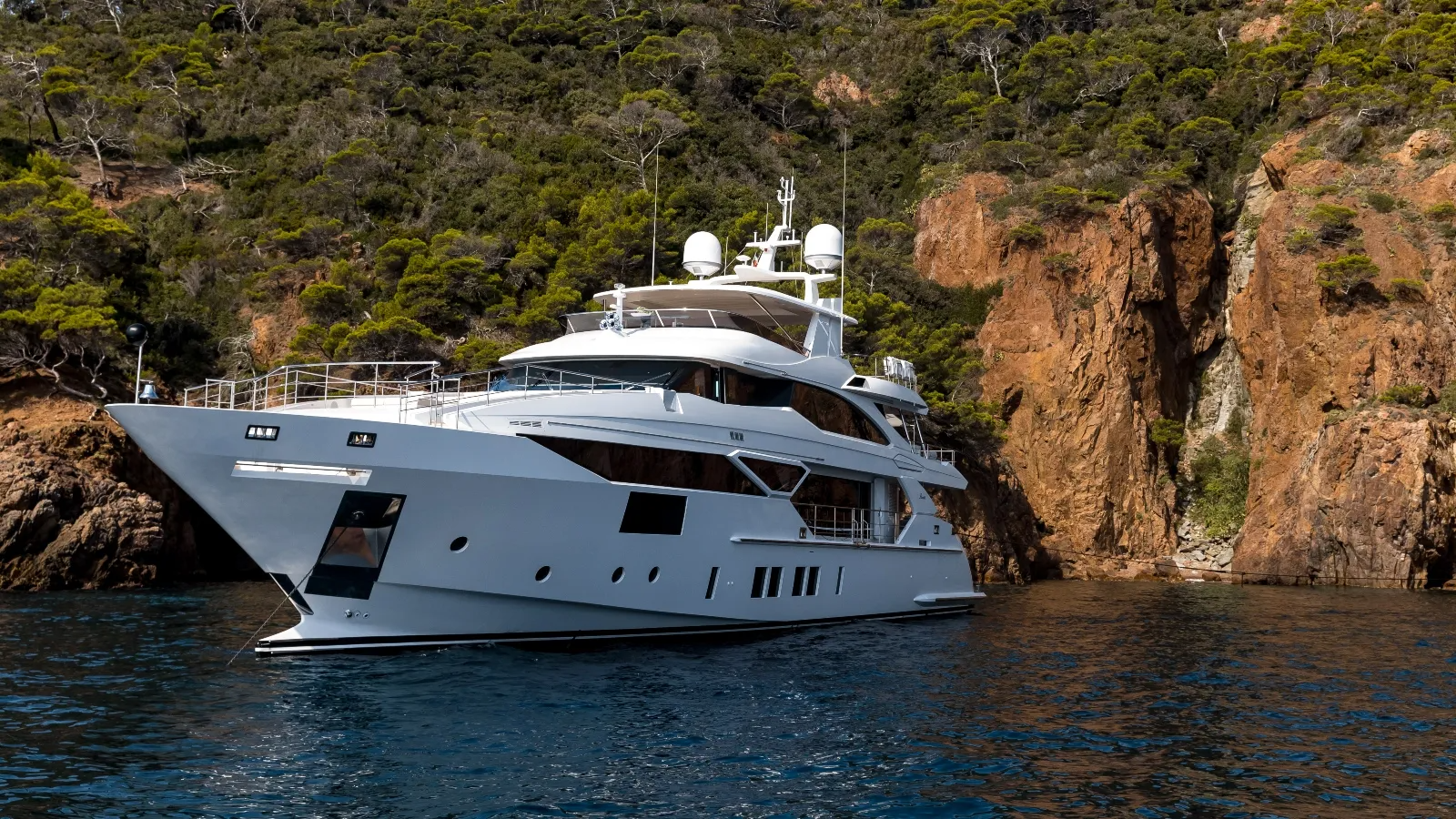 Motor yacht FAMILY.png
