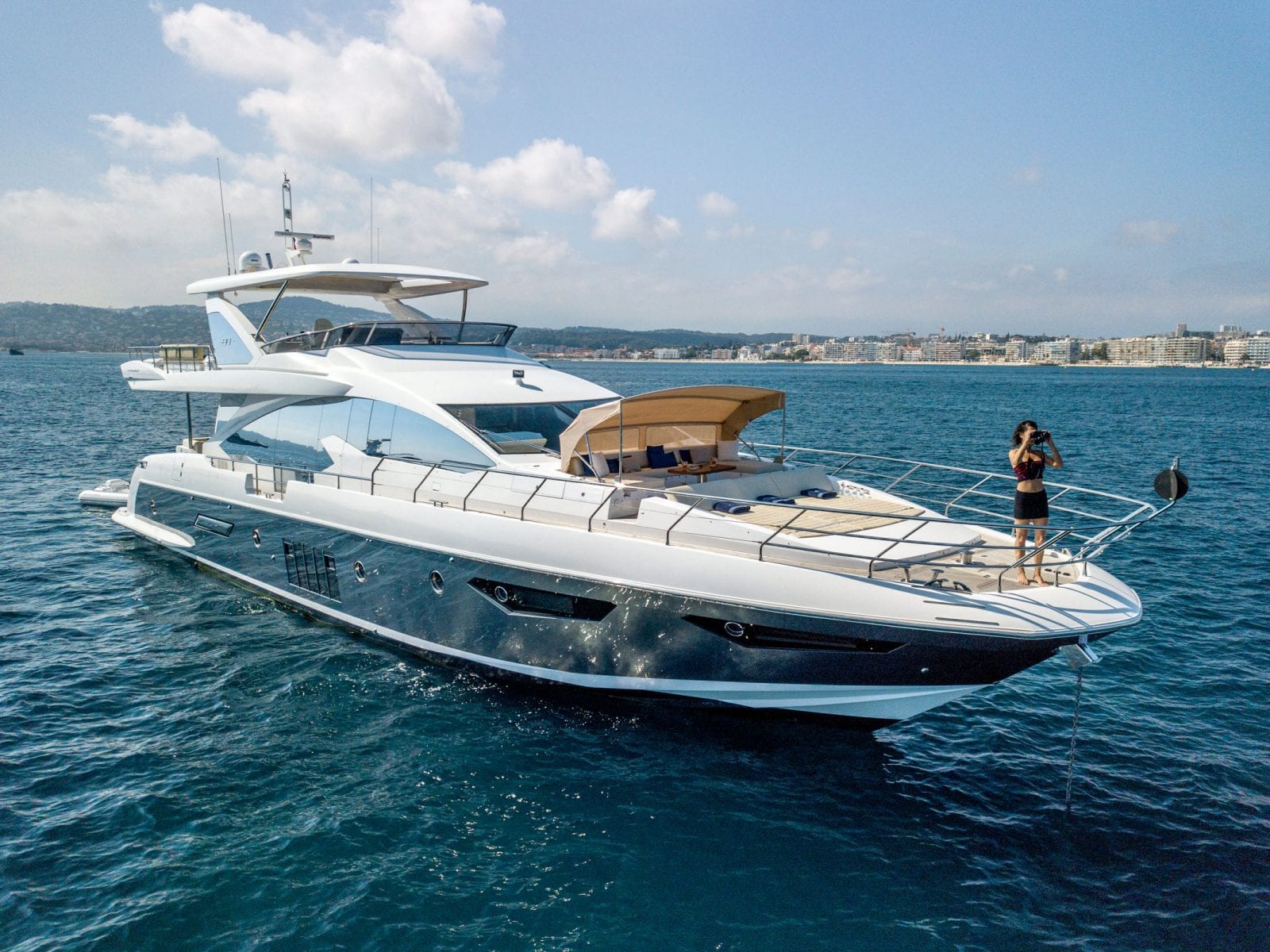 Motor yacht INVICTUS.jpg
