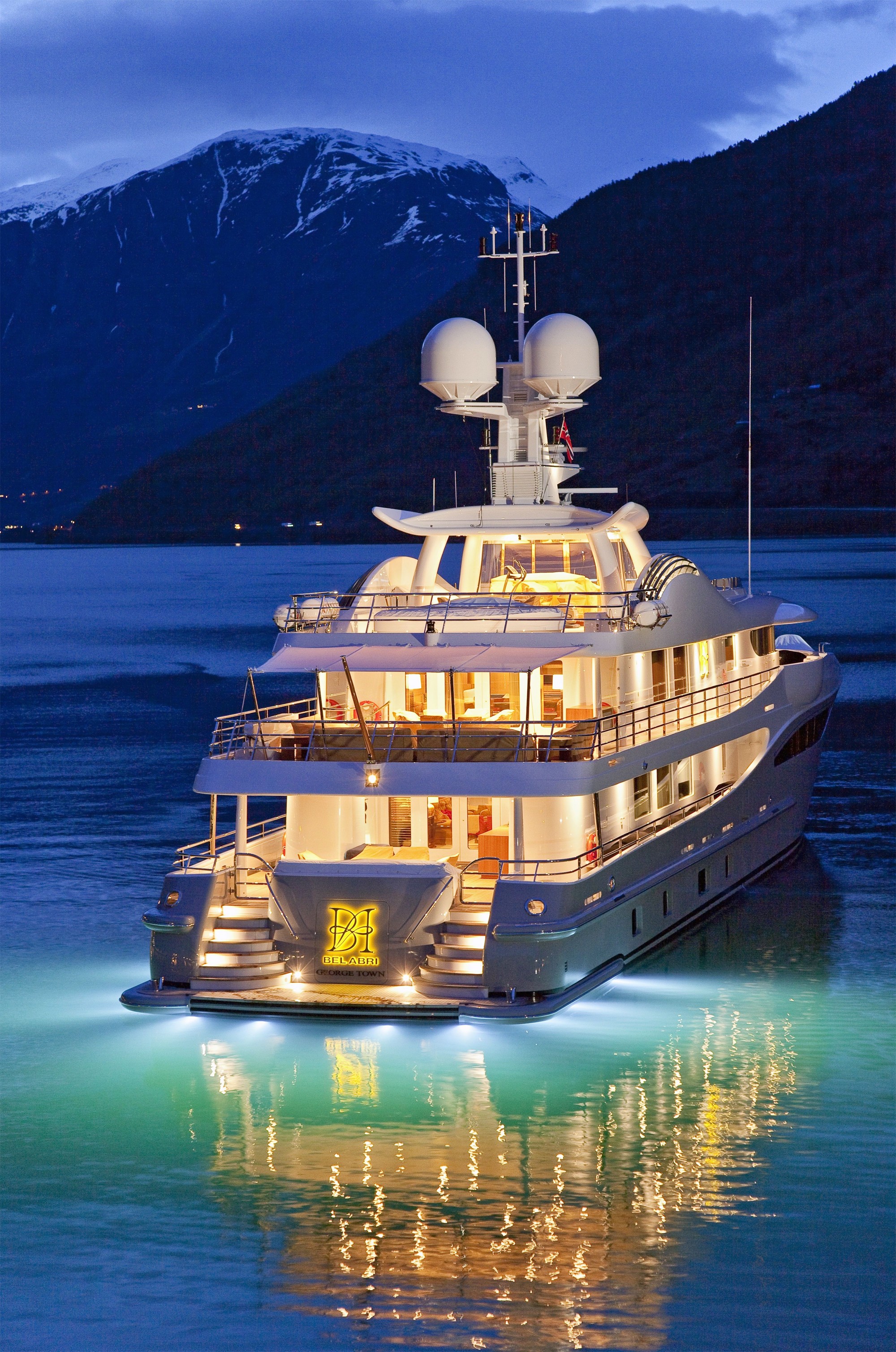 Motor yacht LIND by night.jpg