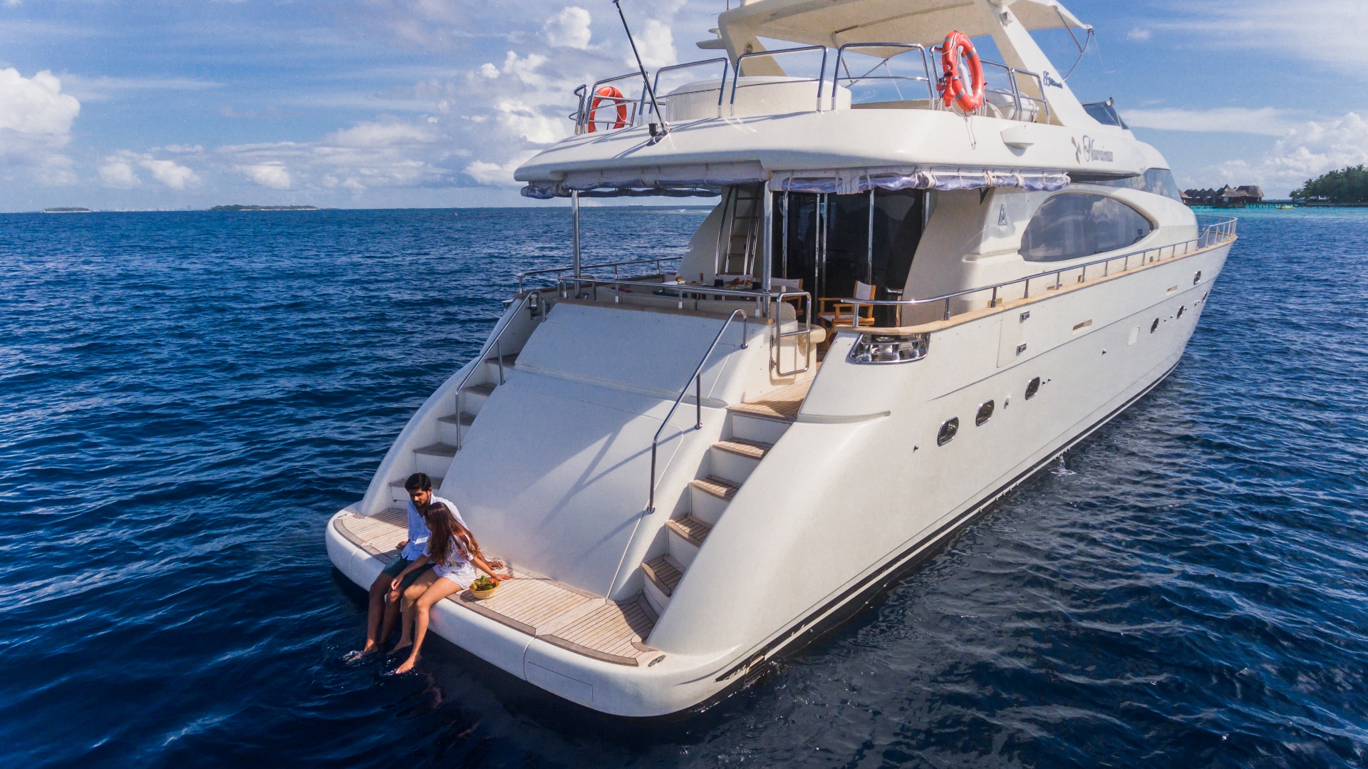 Motor yacht NAWAIMAA - Transom and swim platform.jpg