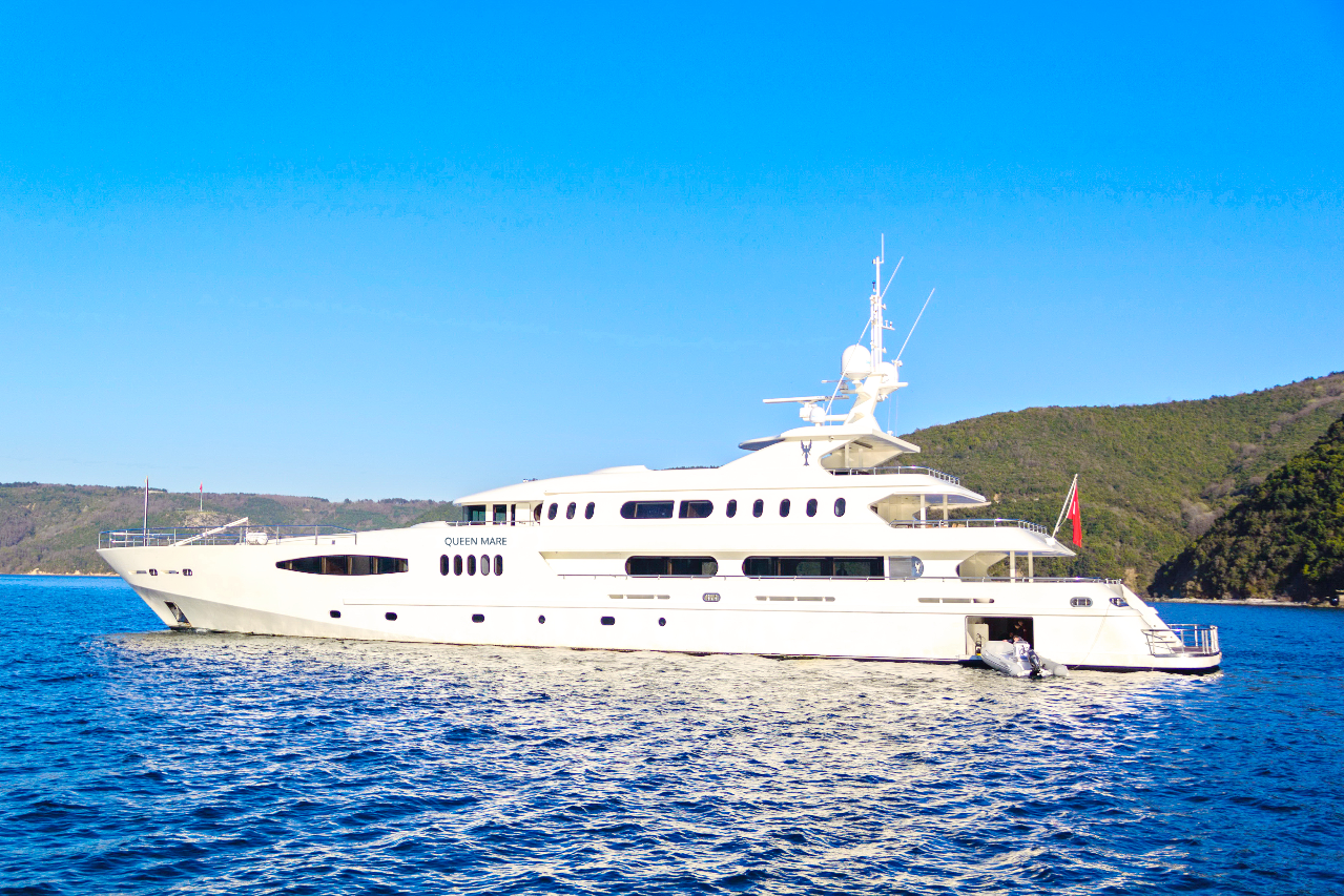 Motor yacht QUEEN MARE.png