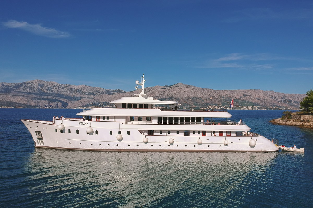Motor yacht YOLO.jpg