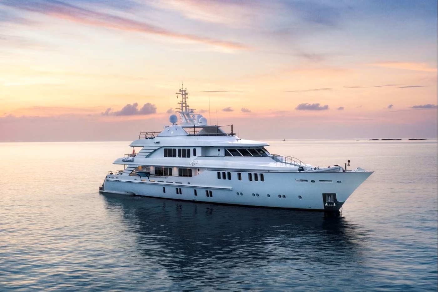 Motoryacht MYSTIC.jpg