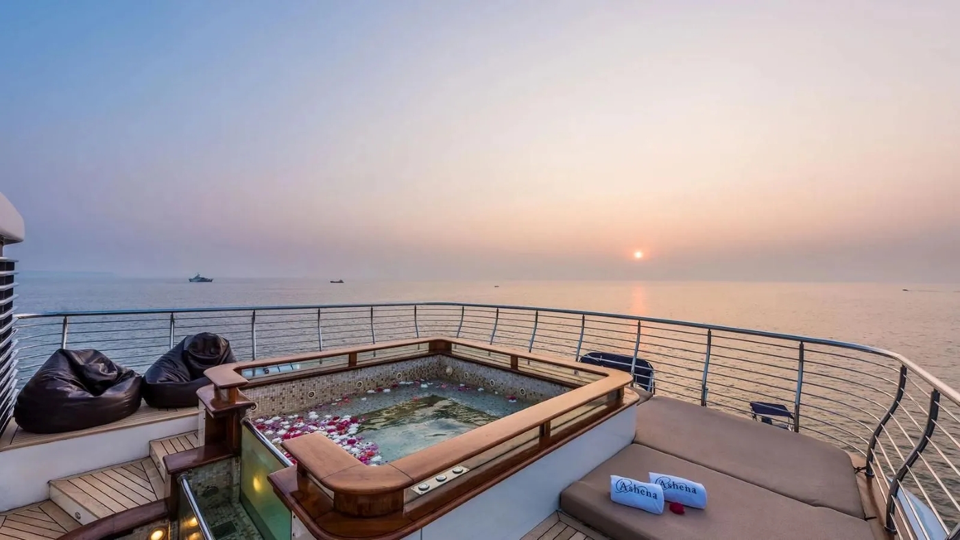 Opendeck with mini bathtub area.jpg