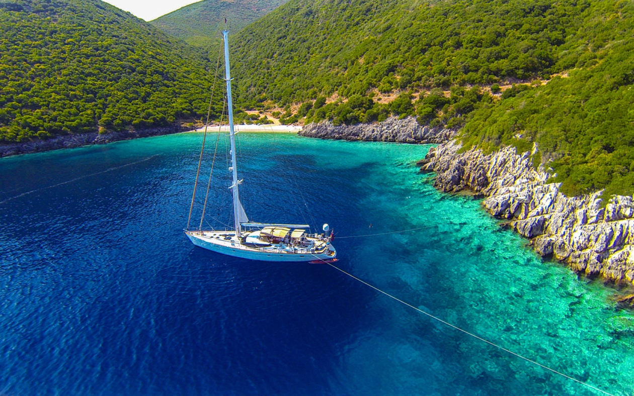 Oyster yacht PANDEMONIUM - Stern to anchored.jpg