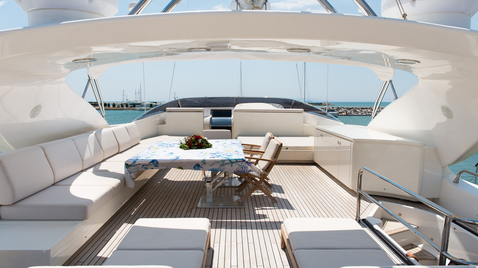 Posillipo Yacht THEORIS - Sundeck and dining.jpg