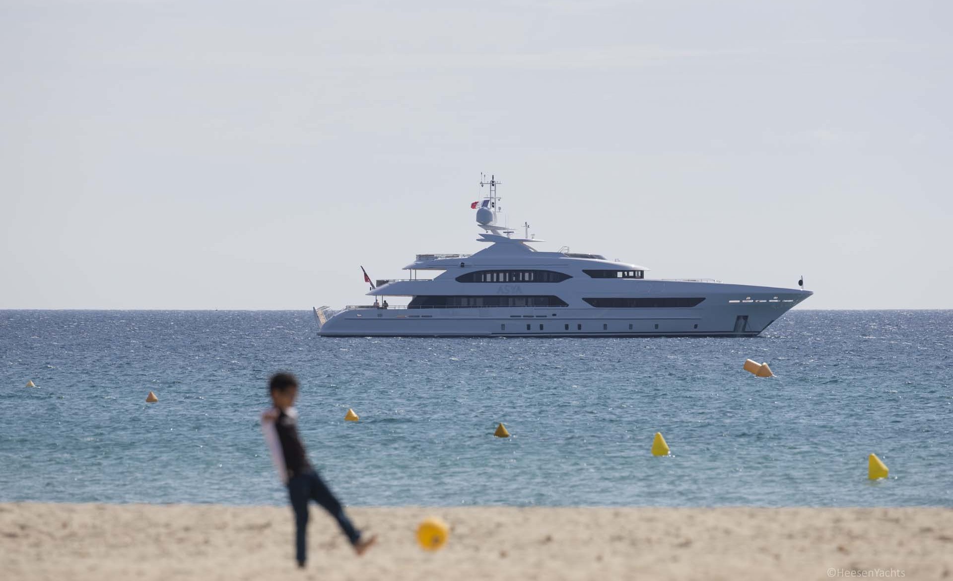 Profile of 47m Displacement yacht by Heesen.jpg