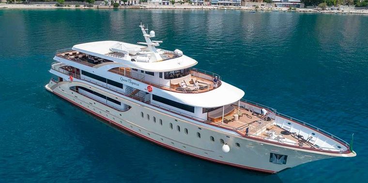 Queen Eleganza yacht.jpg