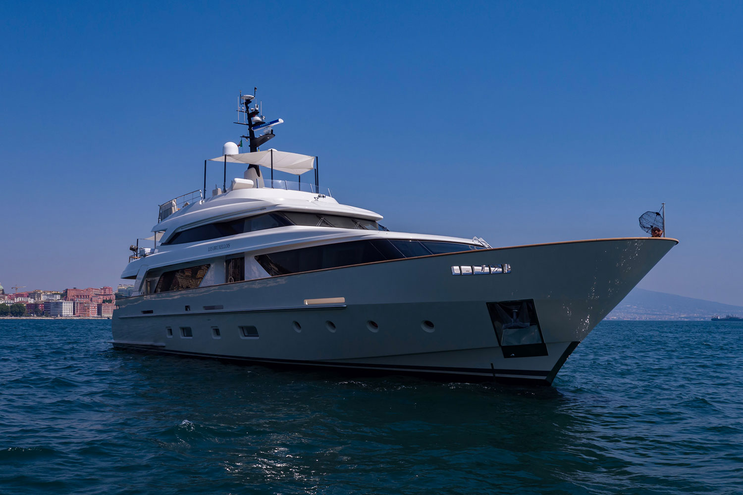 SD112 motor yacht by Sanlorenzo at anchor .png