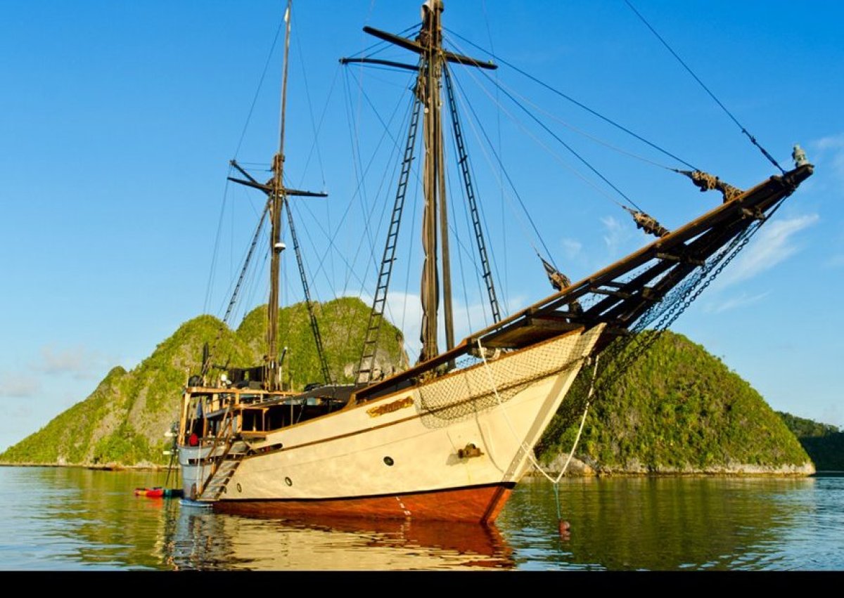 SILOLONA at anchor.jpg