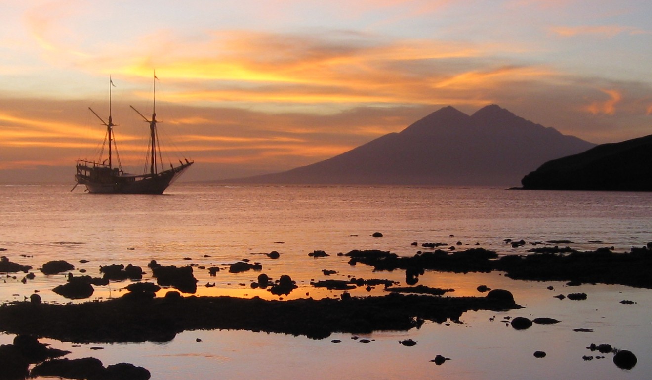 SILOLONA sailing at sunset.jpg