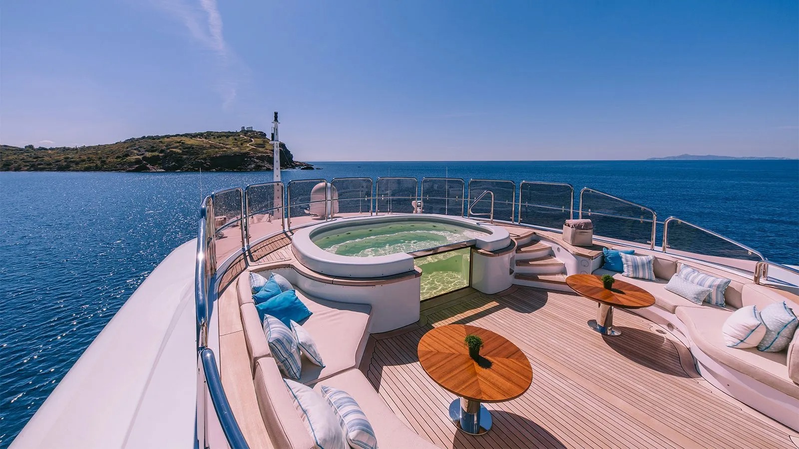 SUn deck with Jacuzz.jpg