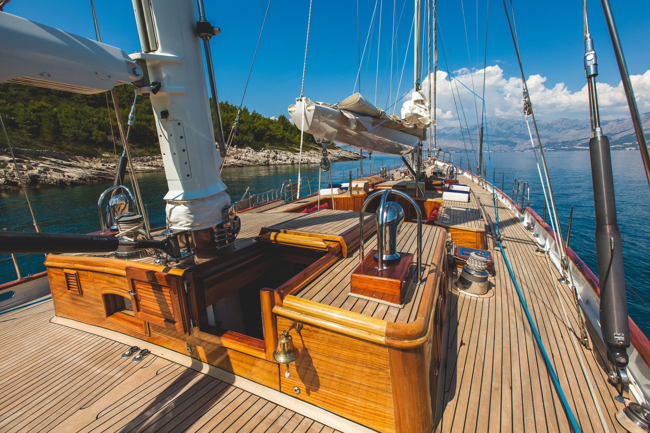 SY-Lauran-a-teak-deck-all-over-this-beauty.jpg