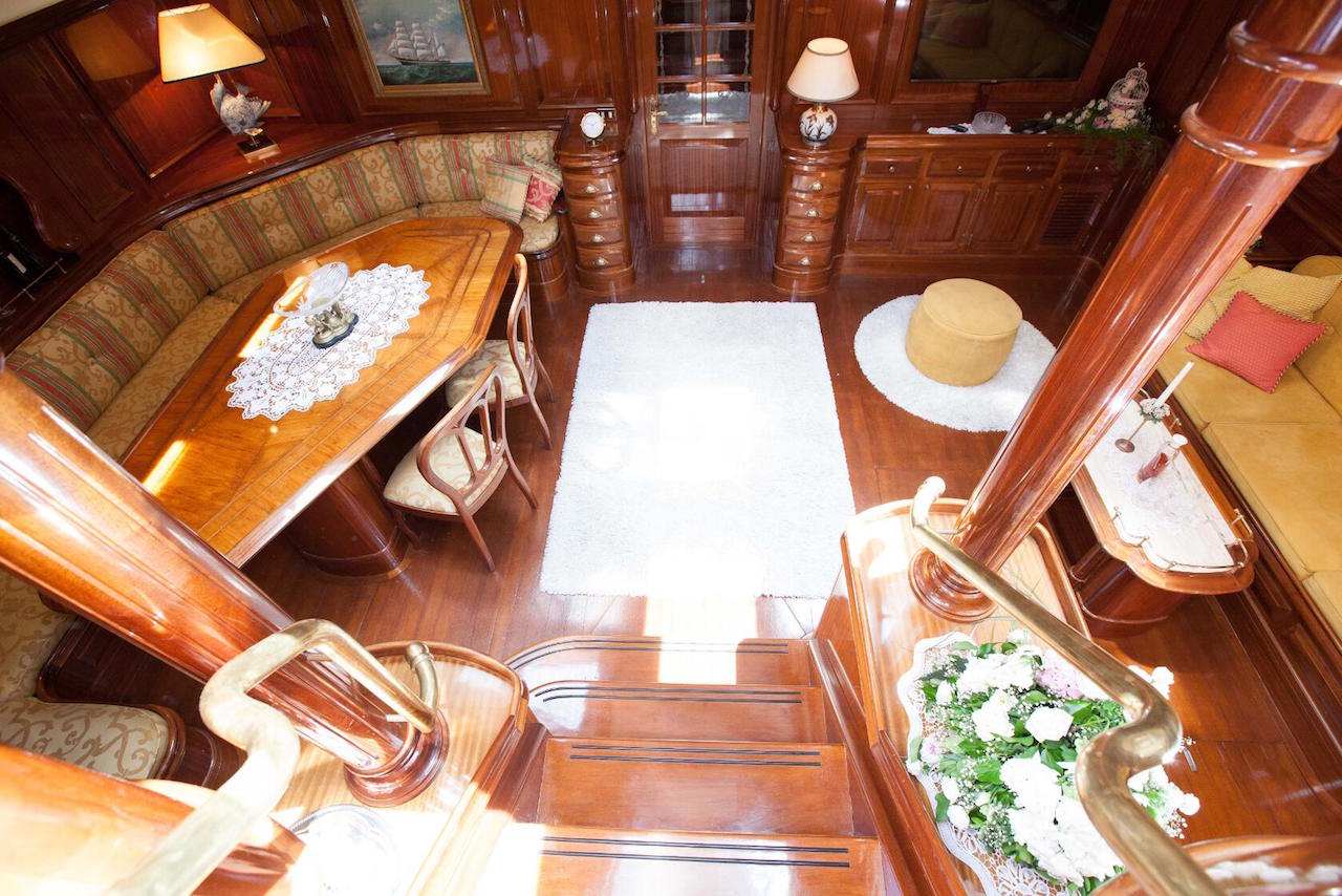 SY-Lauran-enter-the-saloon-with-style.jpg