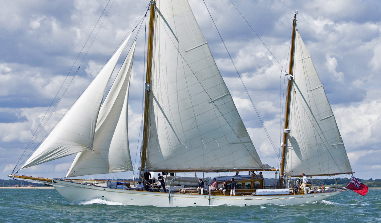 Sailing yacht HALCYON.jpg