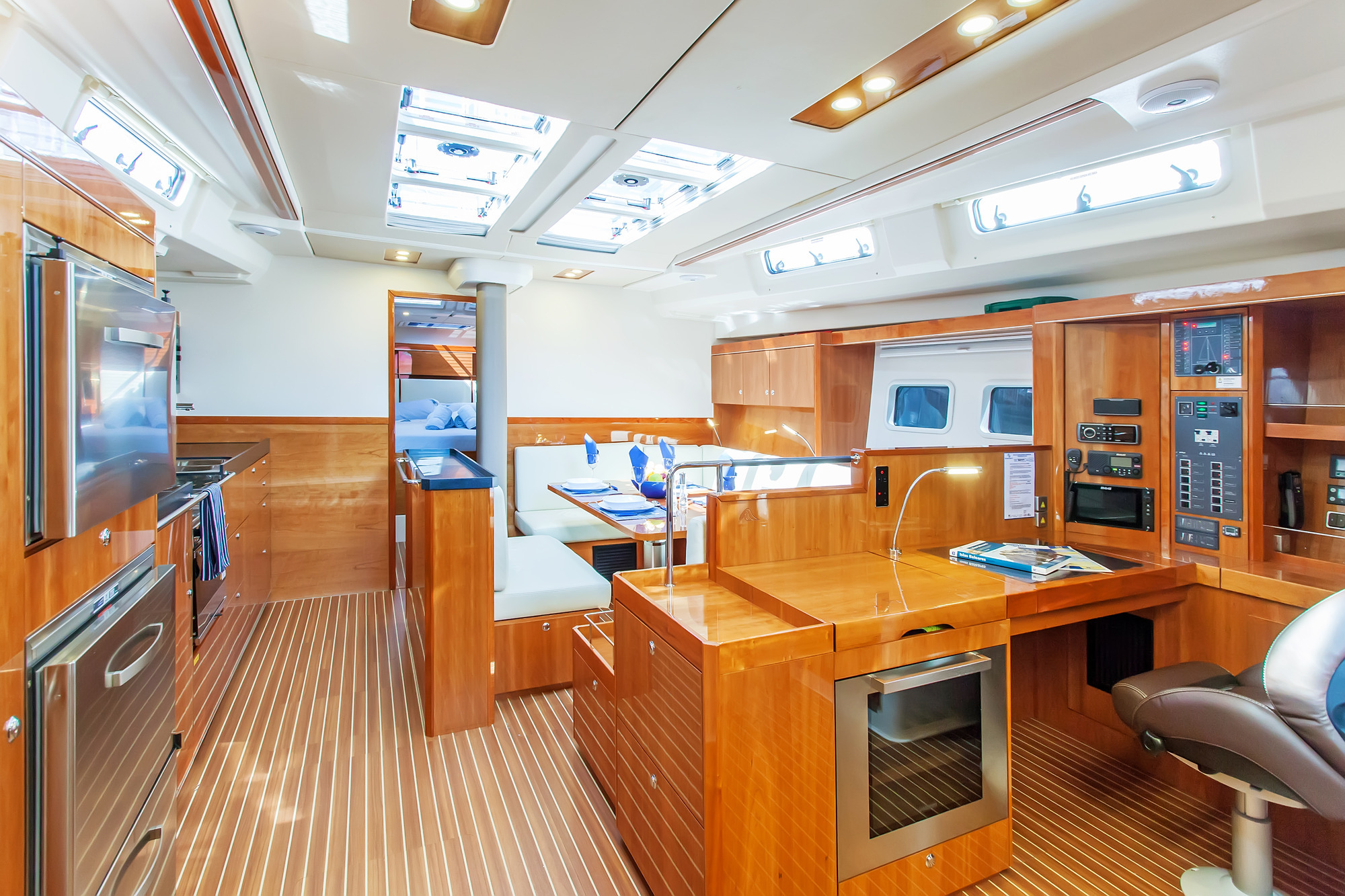 Salon view with nav station.jpg