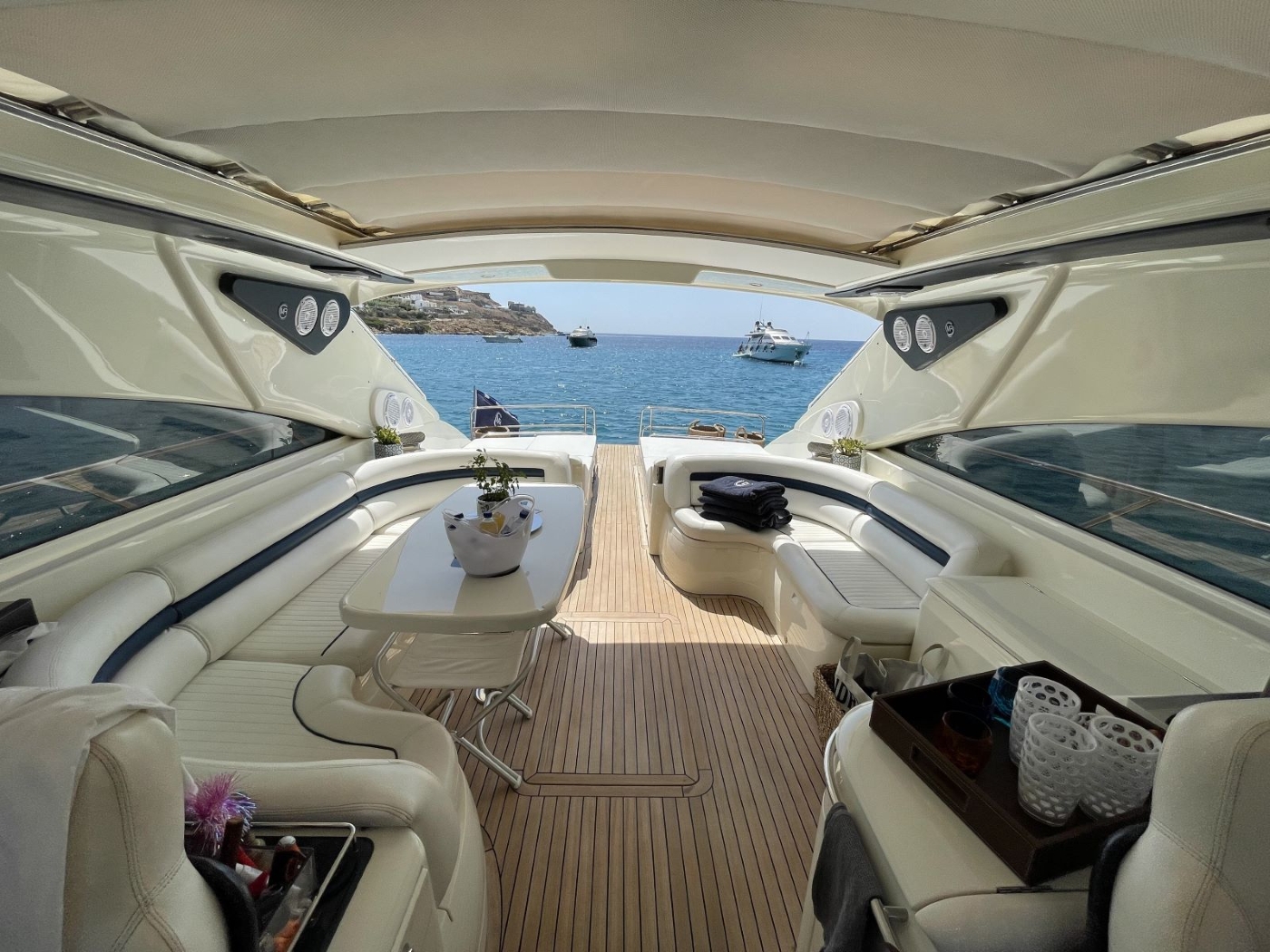 Salon with sea views.jpg