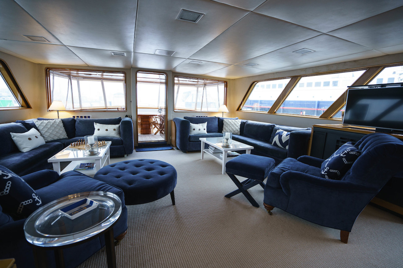 Saloon with plenty of seating .jpg