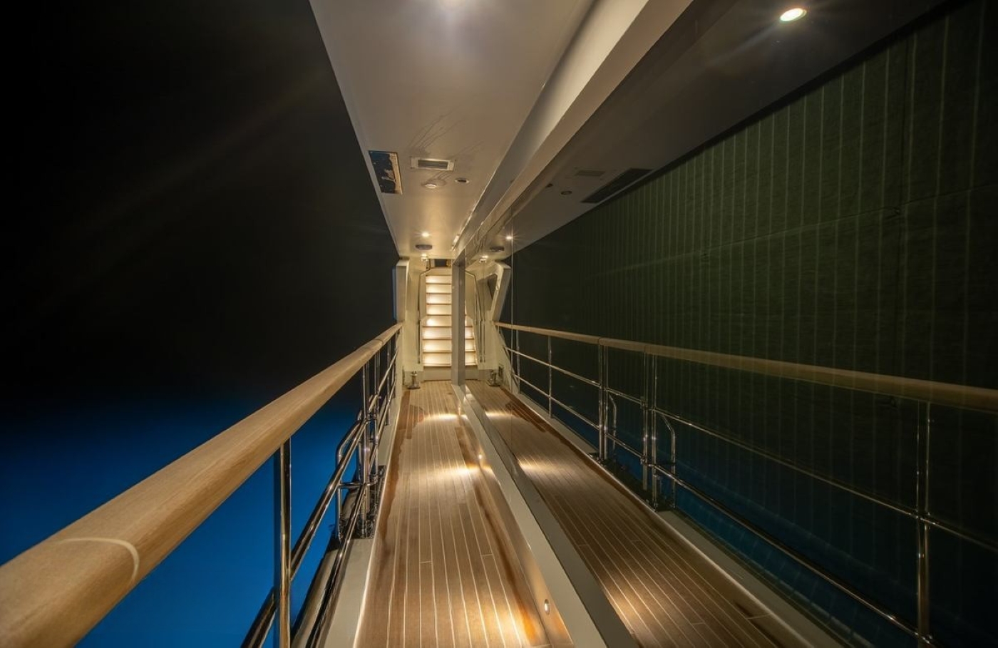 Sidedeck With Water Toys .jpg