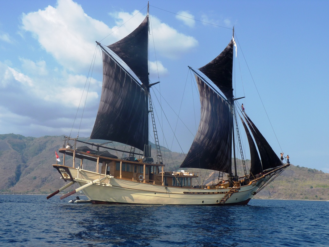 Silolona-Under-Sail.jpg