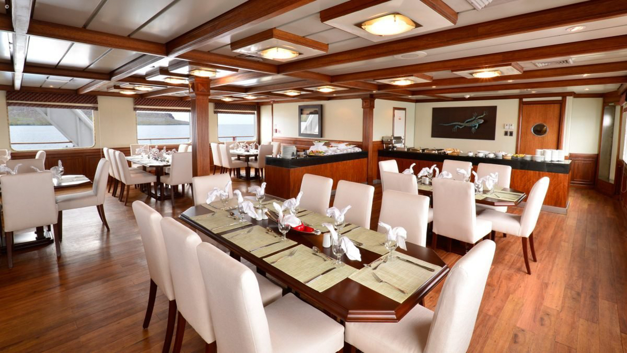 Spacious dining room.jpg