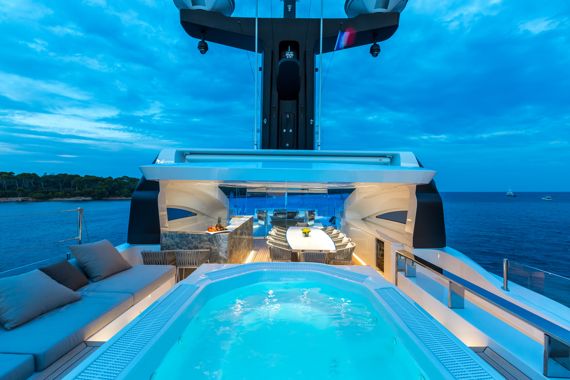 Sundeck Dining with Jacuzzi 3.jpg