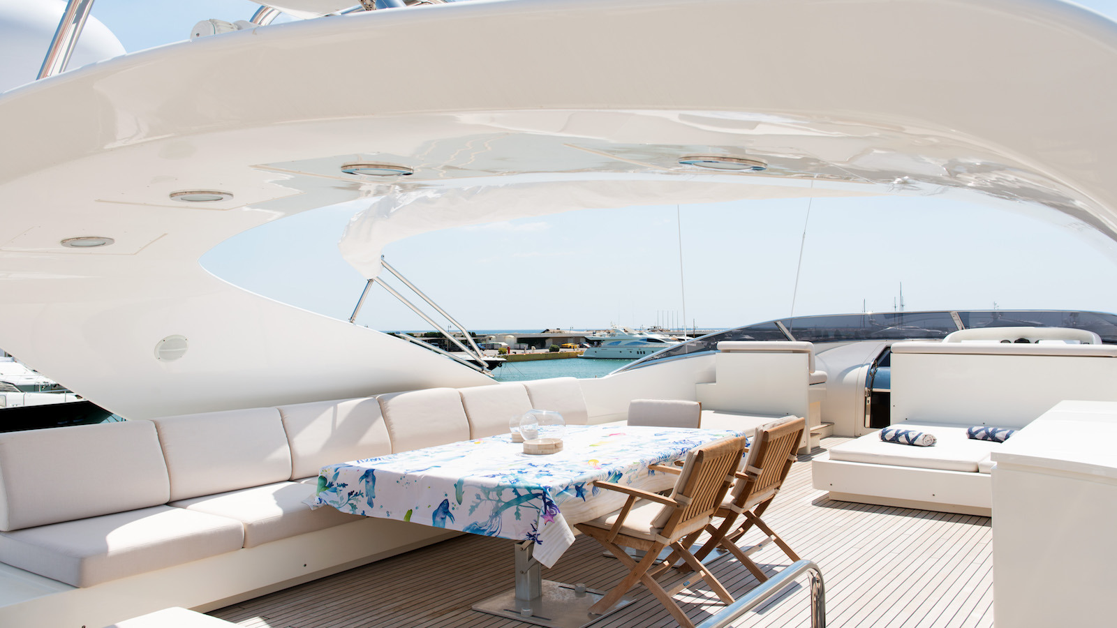 Sundeck dining.jpg