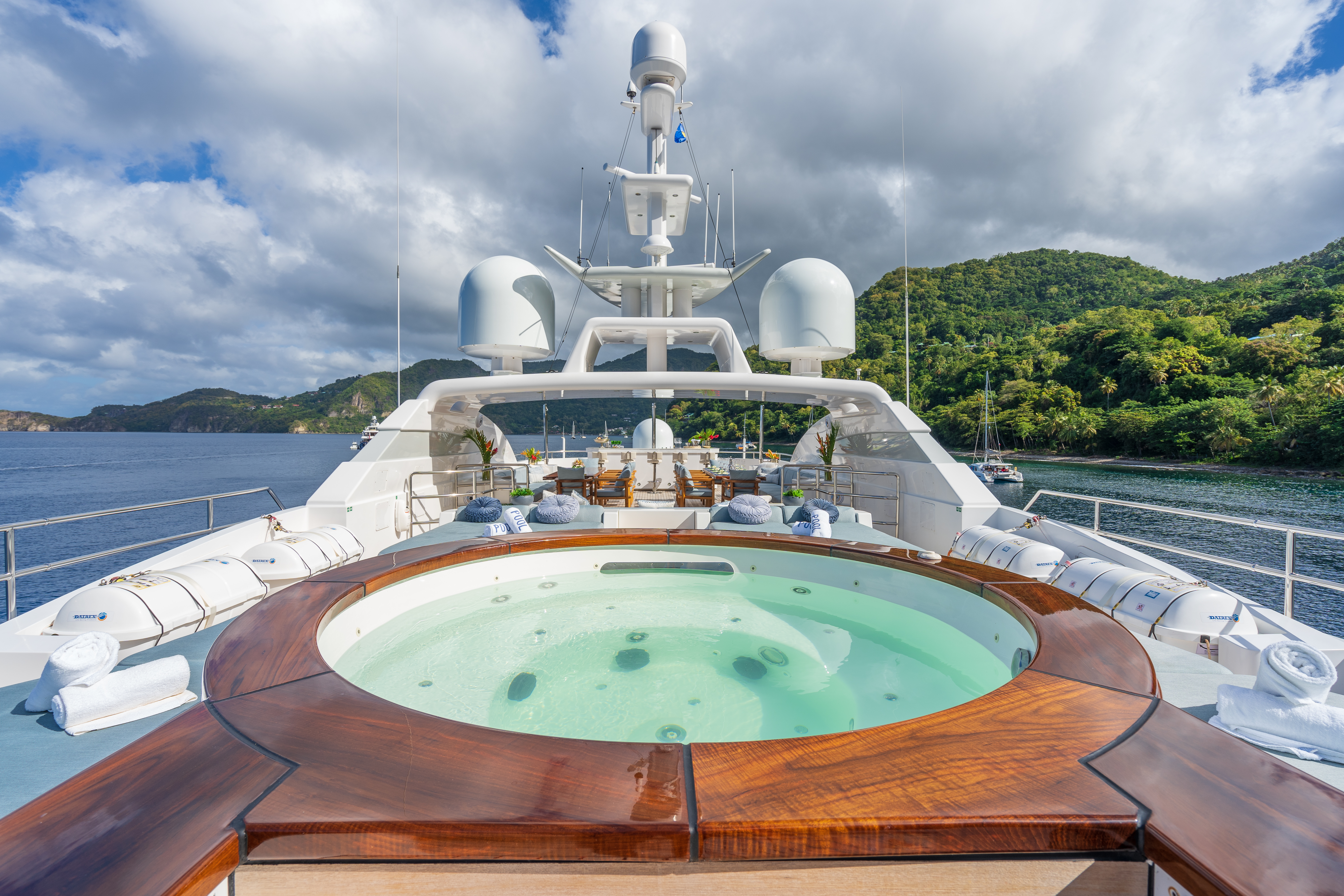 Sundeck jacuzzi (2).jpg