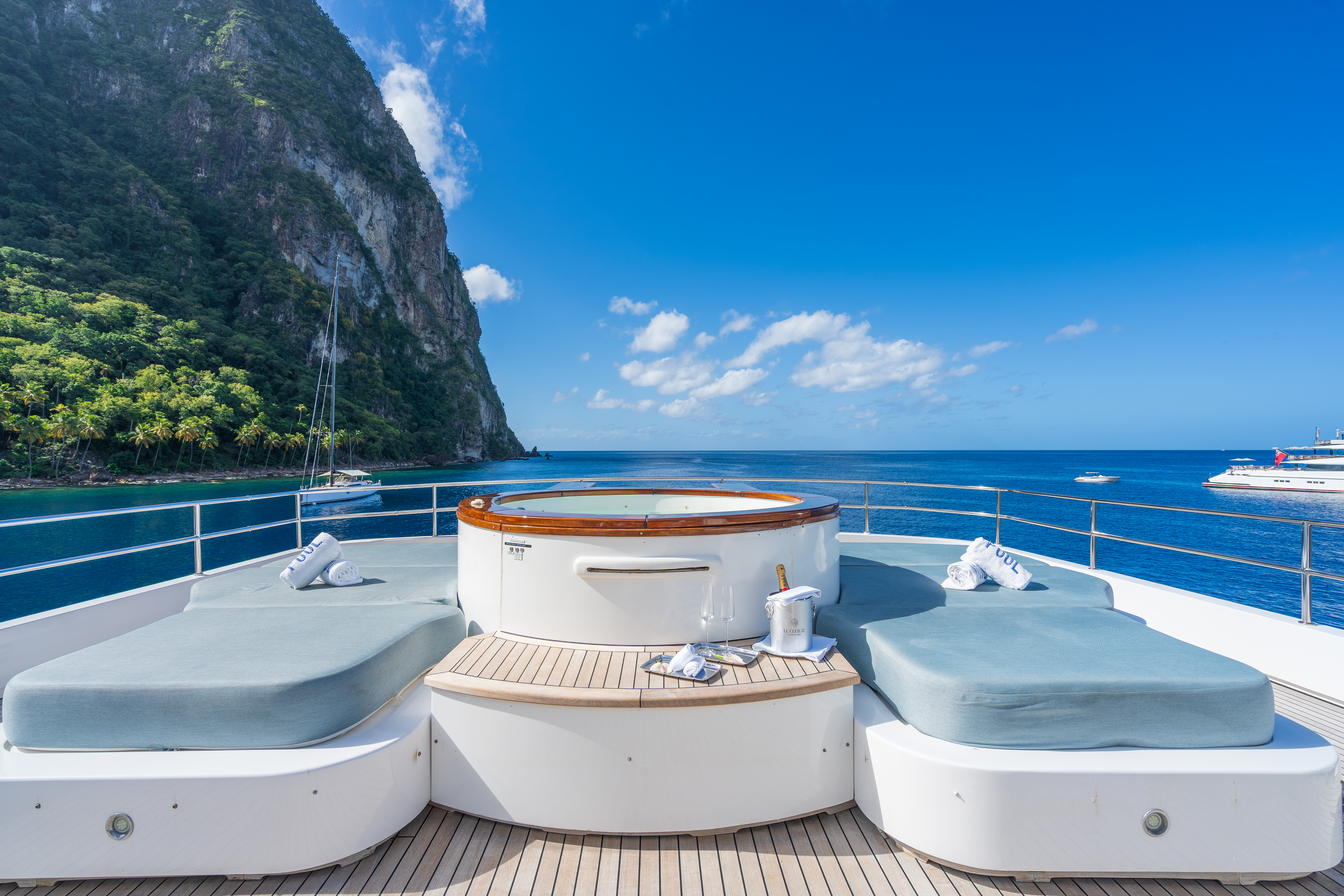 Sundeck jacuzzi (5).jpg