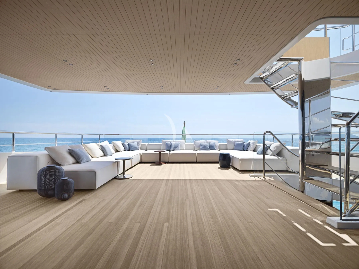 Sundeck with Salon Area 01.jpg