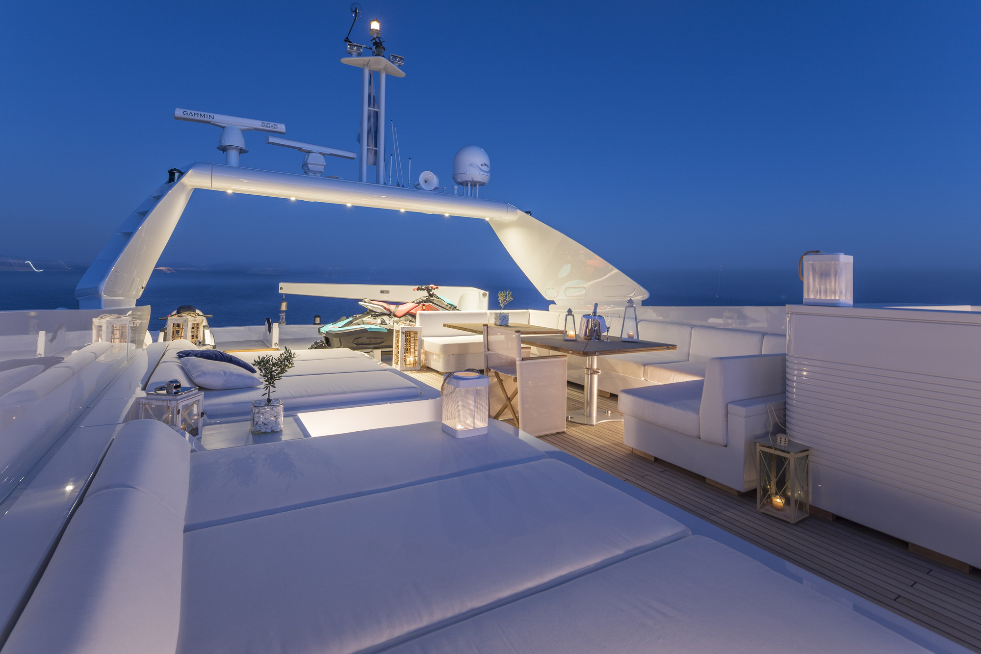Sundeck with alfresco dining and sunpads.jpg