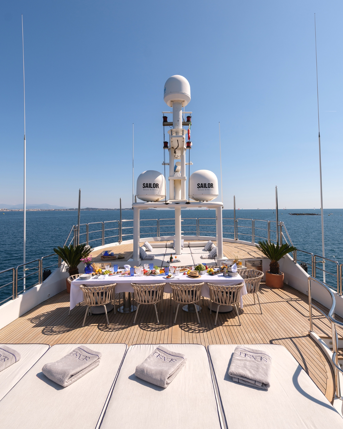 Sundeck with dining area.jpg