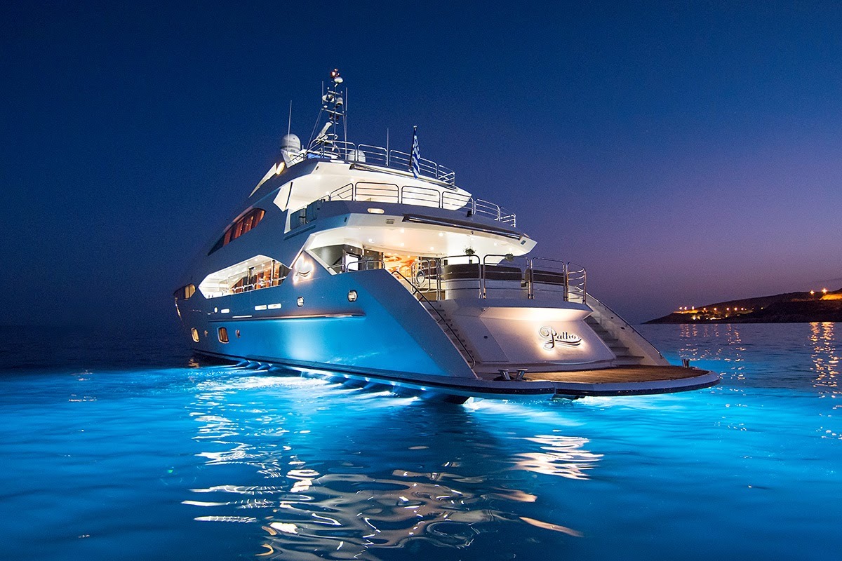 Sunseeker PATHOS - Stern view with underwater lights.jpg