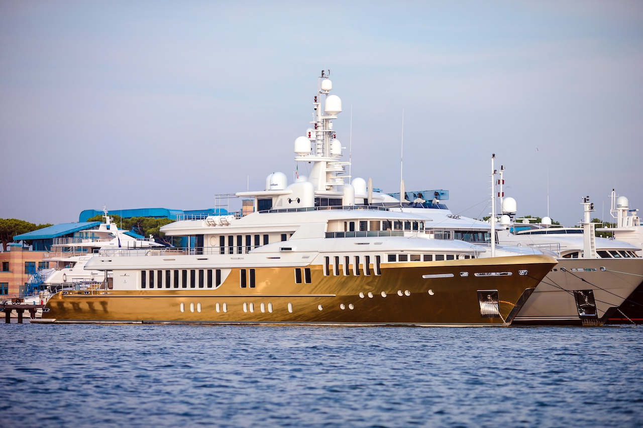 Superyacht BELLAMI.COM with vinyl wrap. Photo credit LuxWrap .jpg